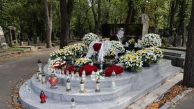 Hrob Jana Kočky mladšího (†28) na první výročí jeho tragické nehody pozůstalí znovu honosně ozdobili