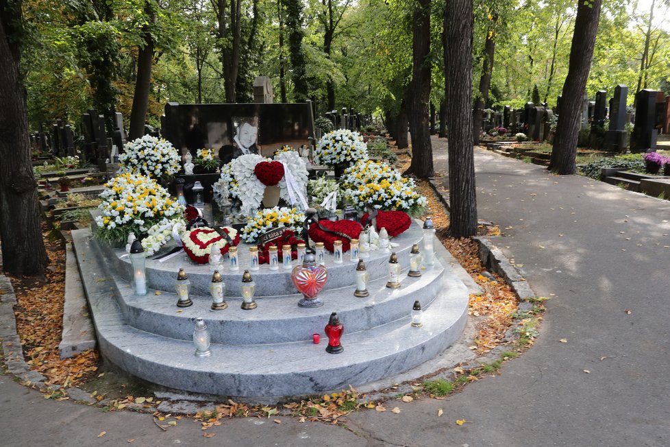 Hrob Jana Kočky mladšího (†28) na první výročí jeho tragické nehody pozůstalí znovu honosně ozdobili