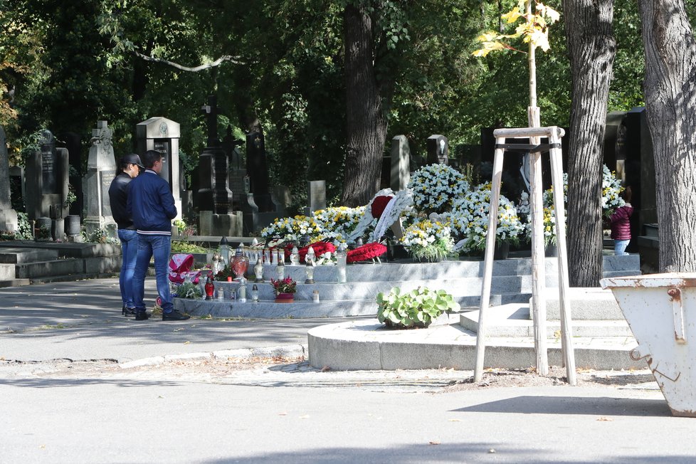 Hrob Jana Kočky mladšího (†28) na první výročí jeho tragické nehody pozůstalí znovu honosně ozdobili