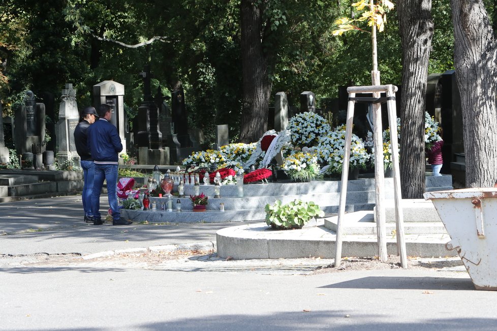 Hrob Jana Kočky mladšího (†28) na první výročí jeho tragické nehody pozůstalí znovu honosně ozdobili