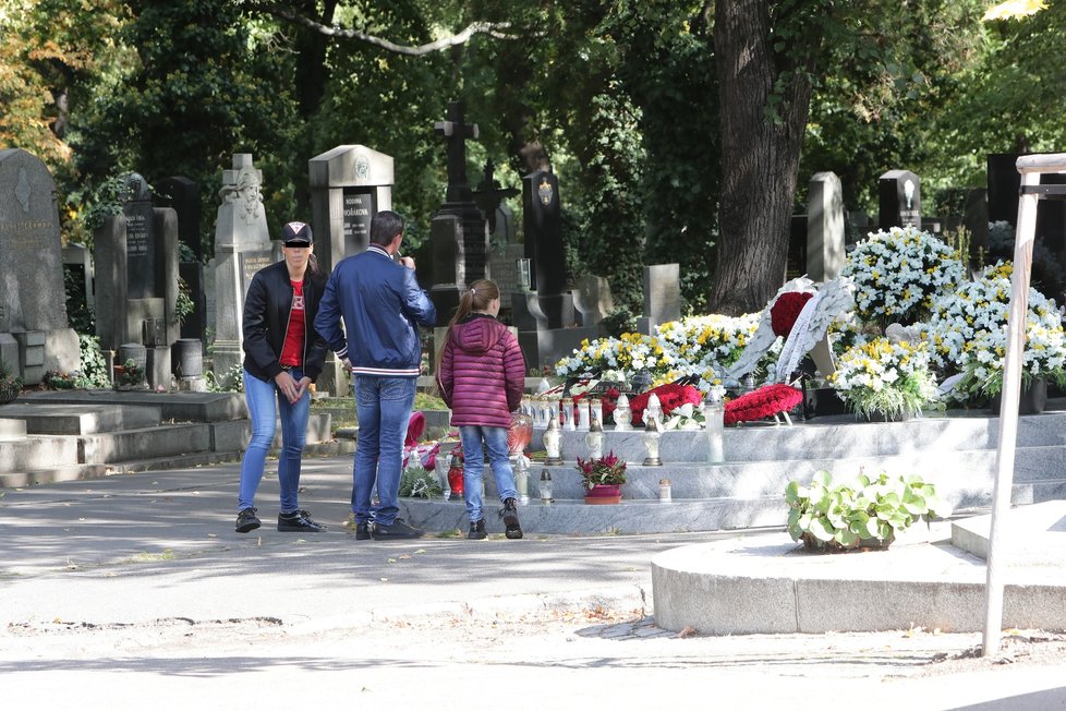 Hrob Jana Kočky mladšího (†28) na první výročí jeho tragické nehody pozůstalí znovu honosně ozdobili