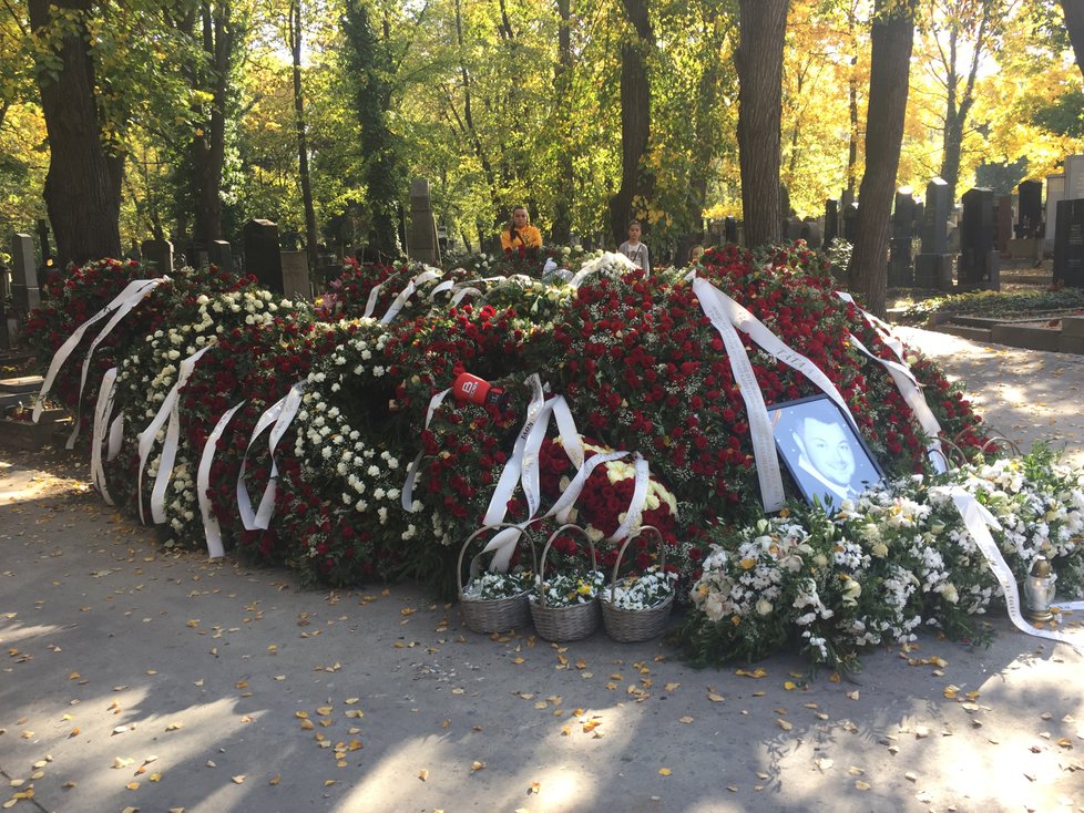 Takhle vypadala hromada květin po pohřbu.