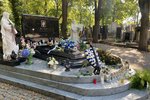Majestátní hrob Jana Kočky mladšího na Olšanských hřbitovech den po smutném pětiletém výročí jeho smrti zdobí čerstvé květiny od příbuzných