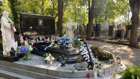 Majestátní hrob Jana Kočky mladšího na Olšanských hřbitovech den po smutném pětiletém výročí jeho smrti zdobí čerstvé květiny od příbuzných
