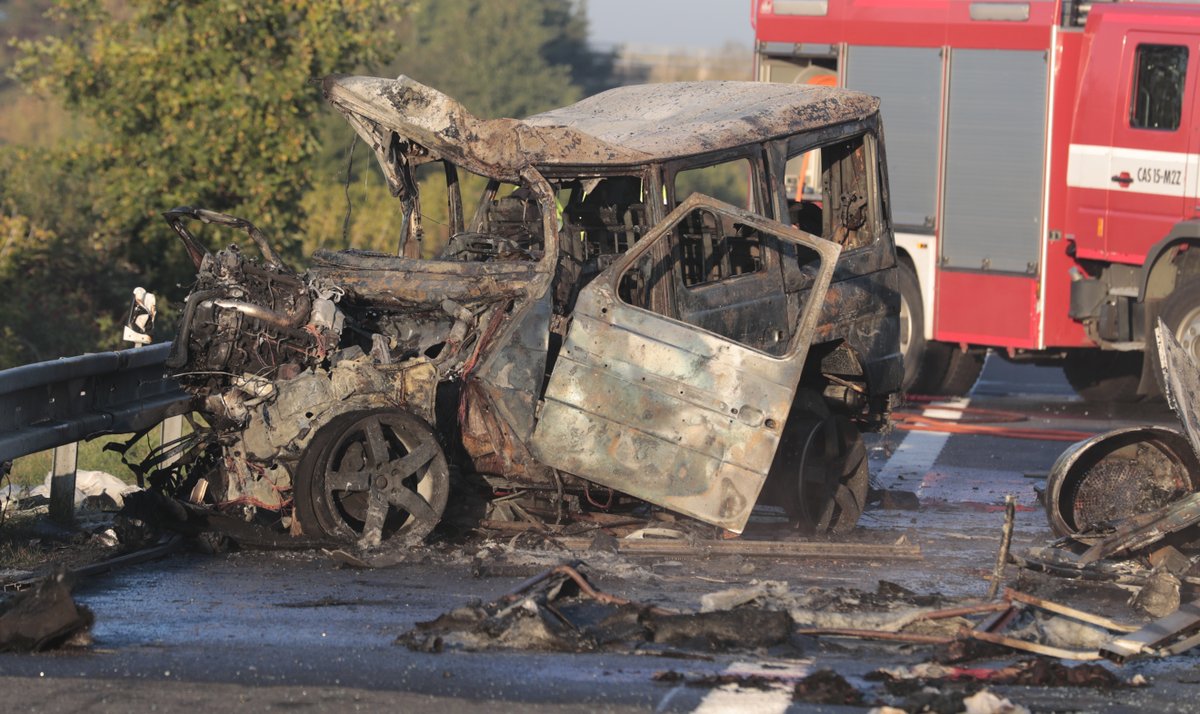 Auto po nárazu totálně shořelo.