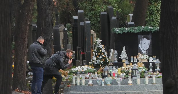 Jana Kočka st. u hrobu svého syna, který zemřel při autonehodě.