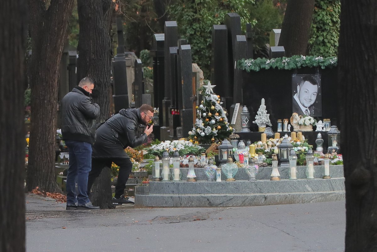 Jana Kočka st. u hrobu svého syna, který zemřel při autonehodě.