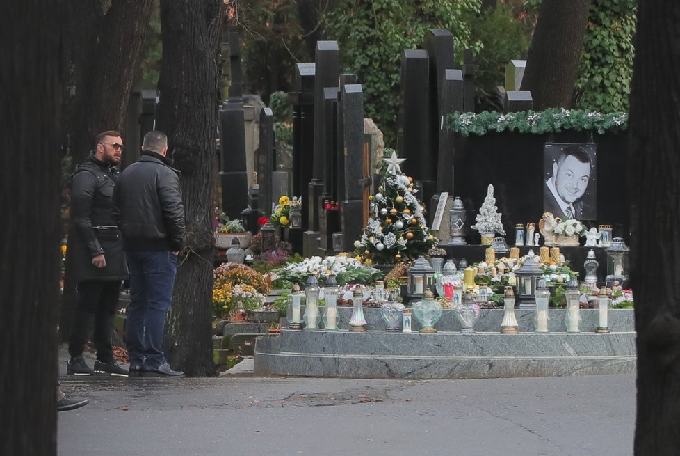 Jan Kočka st. u hrobu svého syna, který zemřel při autonehodě.