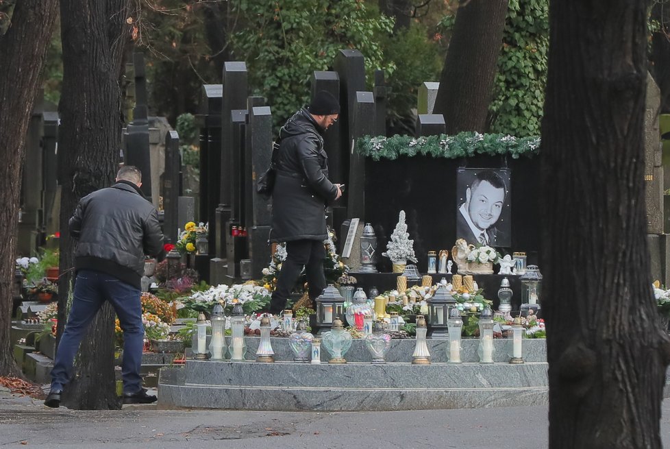 Jana Kočka st. u hrobu svého syna, který zemřel při autonehodě.