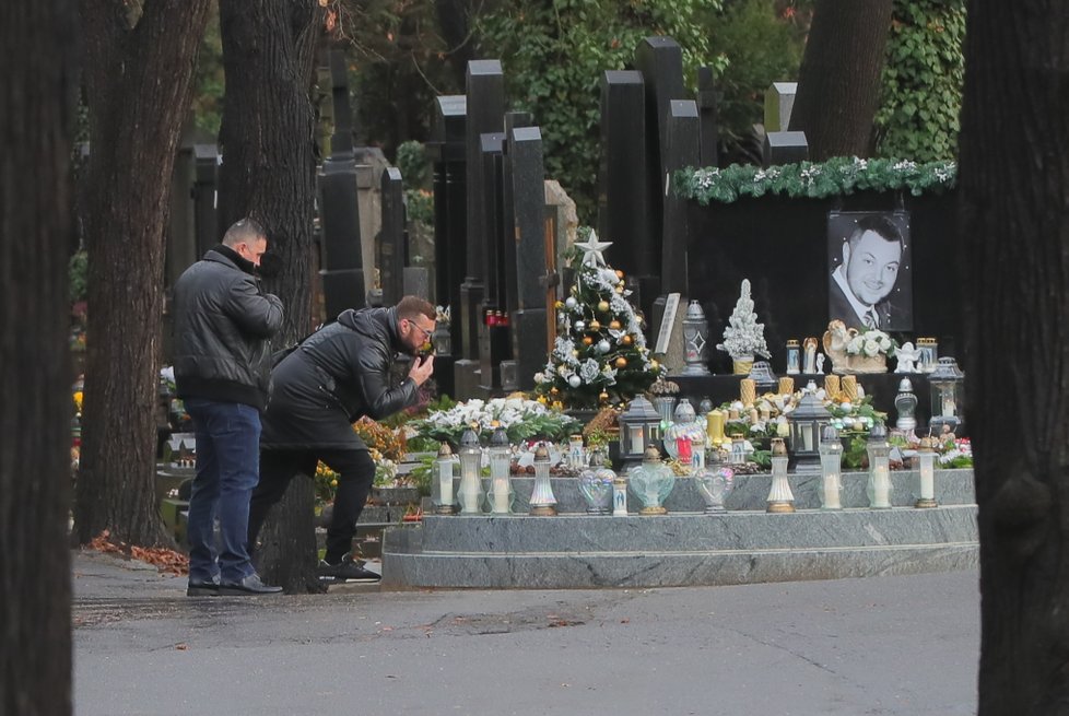 Jan Kočka st. u hrobu svého syna, který zemřel při autonehodě.