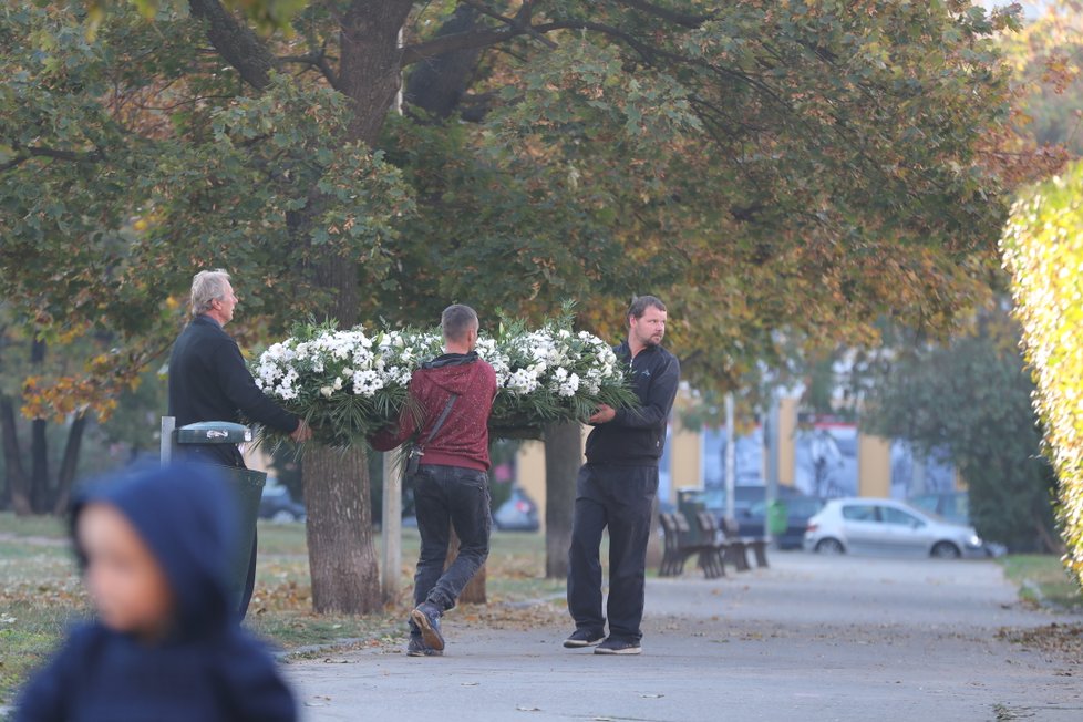 Již v brzkých ranních hodinách byly připravovány květiny k pohřbu Jana Kočky (†28).