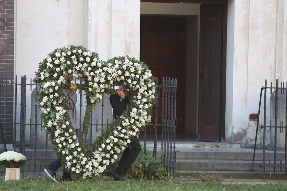 Již v brzkých ranních hodinách byly připravovány květiny k pohřbu Jana Kočky (†28).