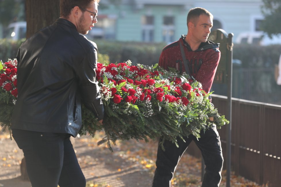 Již v brzkých ranních hodinách byly připravovány květiny k pohřbu Jana Kočky (†28).