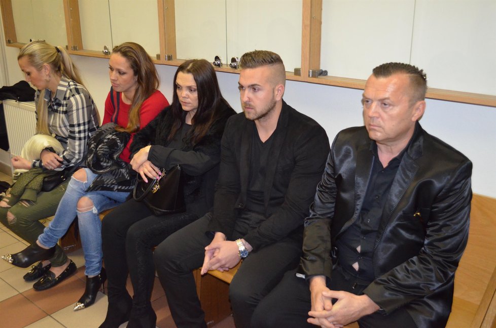 Průběh soudního procesu opět přijela sledovat hojně početná skupina rodiny Kočkovy.
