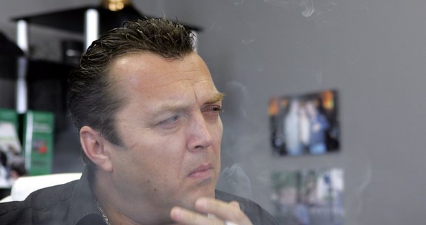 Jan Kočka má cigaretky rád!