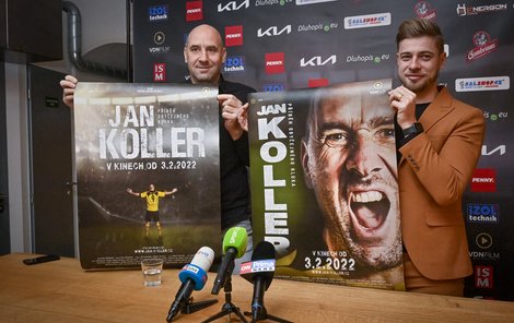 Přijďte na mě do biografu. Jan Koller a producent Petr Větrovský pózovali s plakáty.