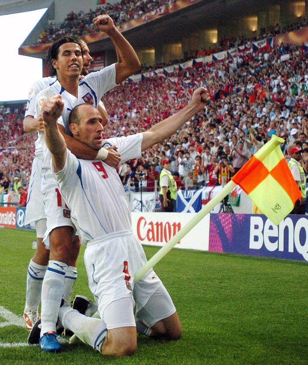 Jan Koller a jeho slavná oslava gólu ve čtvrtfinále proti Dánsku na EURO 2004.