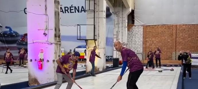 Jan Koller při curlingovém klání v brněnské hale.