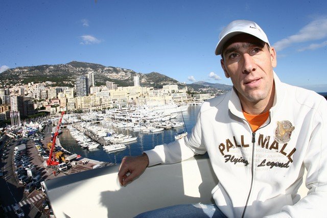 Jan Koller na ruském kole s výhledem na Monako. Jak přiznává, výdělek v třetiligovém Cannes mu pokryje všechny životní náklady.