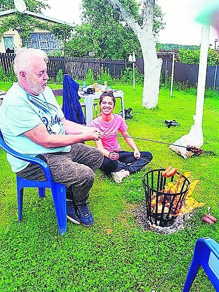 Honza si navzdory špatnému počasí opekl se Zuzanou Kardovou a její dcerou Terezou buřty