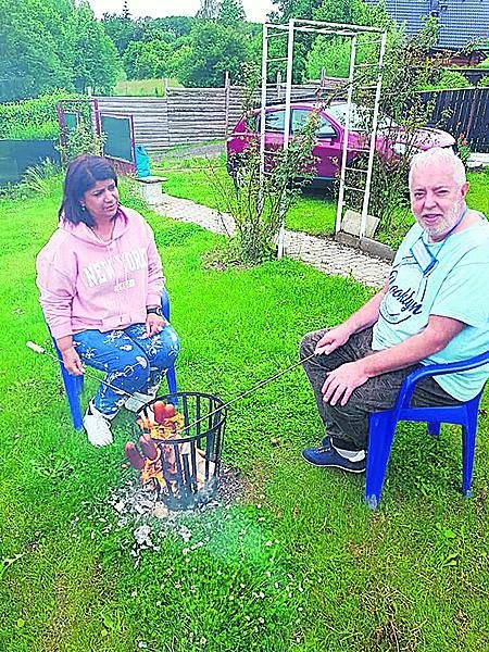 Honza si navzdory špatnému počasí opekl se Zuzanou Kardovou a její dcerou Terezou buřty