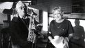 Na Jana Konopáska vděčně vzpomínal spisovatel Jan Škvorecký, který si na Floridě v roce 2001 jako milovník jazzu rád zahrál na Konopáskův saxofon. Vpravo Škvoreckého žena Zdena Salivarová.