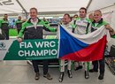 Oslava titulu mistra světa v kategorii WRC 2 krátce po skončení Katalánské rallye 2018. Zcela vpravo stojí šéf Škody Motorsport Michal Hrabánek.