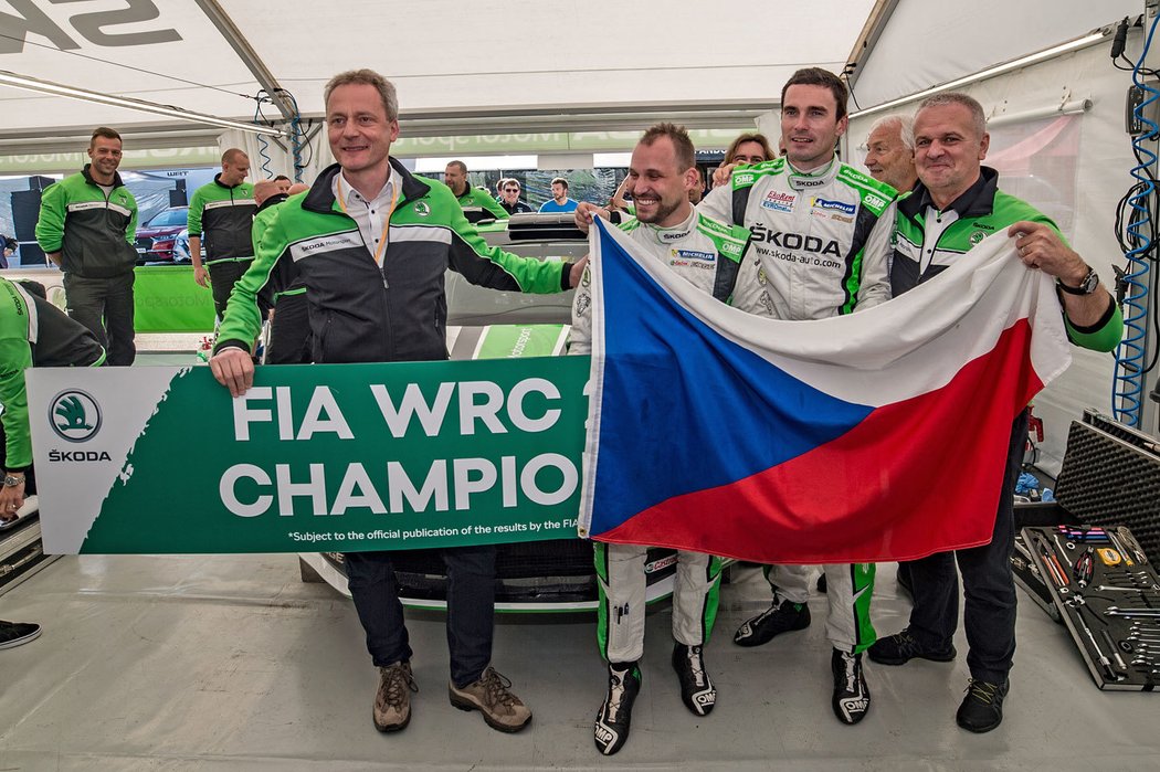 Oslava titulu mistra světa v kategorii WRC 2 krátce po skončení Katalánské rallye 2018. Zcela vpravo stojí šéf Škody Motorsport Michal Hrabánek.