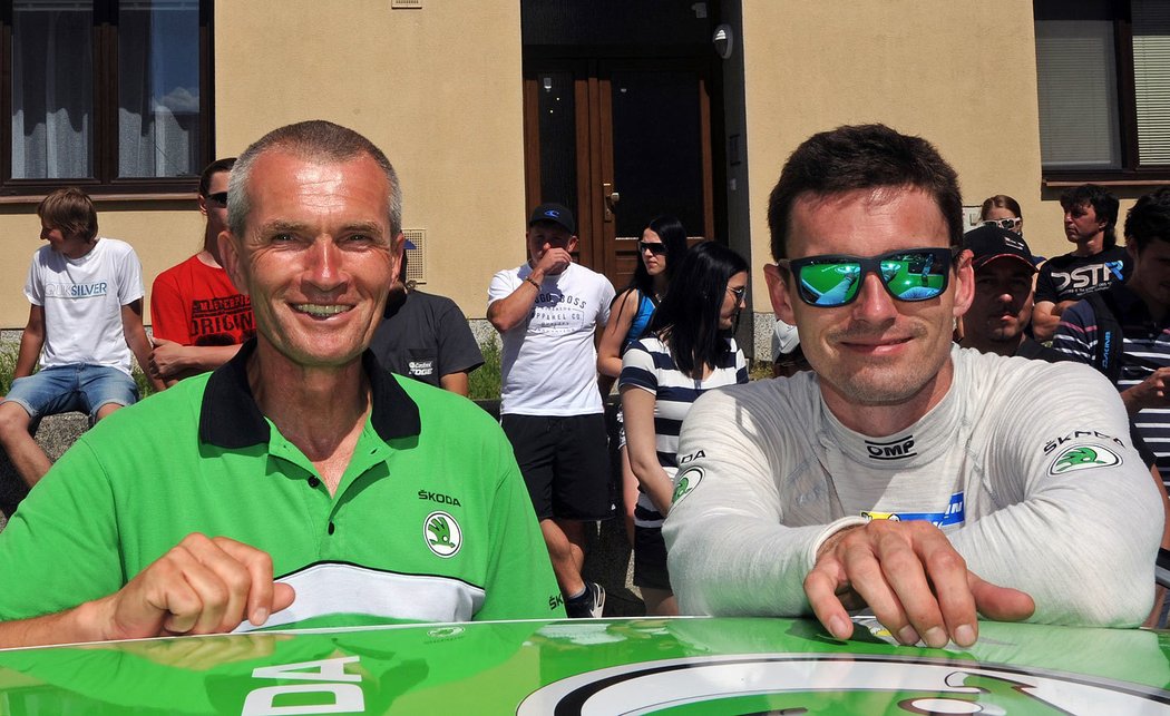 S otcem Josefem, který získal jako první Čech titul mistra Evropy v závodech do vrchu a působil v továrním týmu. Tady se radují z výhry na Rallye Hustopeče 2015.