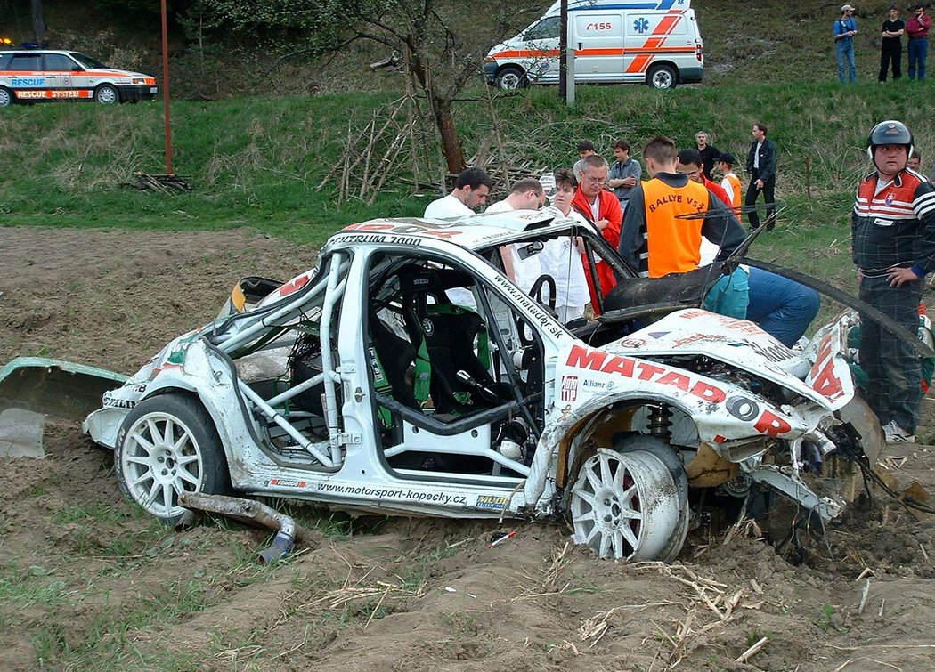 Havarovaná Octavia WRC na Rallye Matador Tatry 2003. Jan Kopecký vyvázl z děsivě vyhlížející bouračky s rozbitým obličejem a těžkým otřesem mozku.