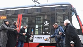 Historická tramvaj pražské MHD nově nese jméno architekta Jana Kotěry. (19. prosince 2021)