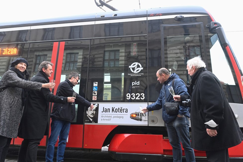 Historická tramvaj pražské MHD nově nese jméno architekta Jana Kotěry. (19. prosince 2021)