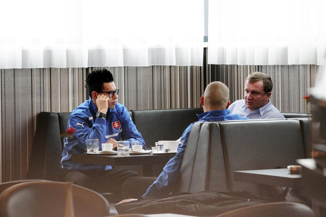 Pavel Vrba (vpravo) strávil v rozhovore s Hamšíkom a Škrtelom takmer pol hodinu.