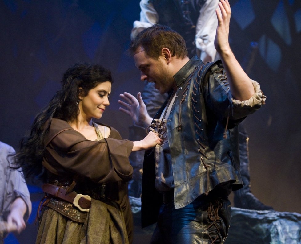 Jan Kříž a Lucia Šoralová v představení Robin Hood