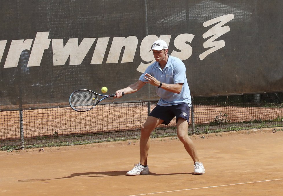 Jan Kříž dorazil na tenisový turnaj.
