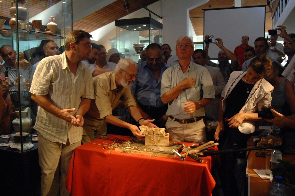 Lidé si prohlížejí údajné kosti Jana Křtitele, objevené v bulharském kostele.