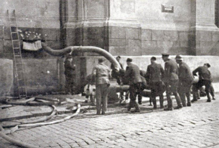 Nacisti chtěli atentátníky a jejich spolubojovníky vyhnat z kostela tím, že ho zaplaví vodou.