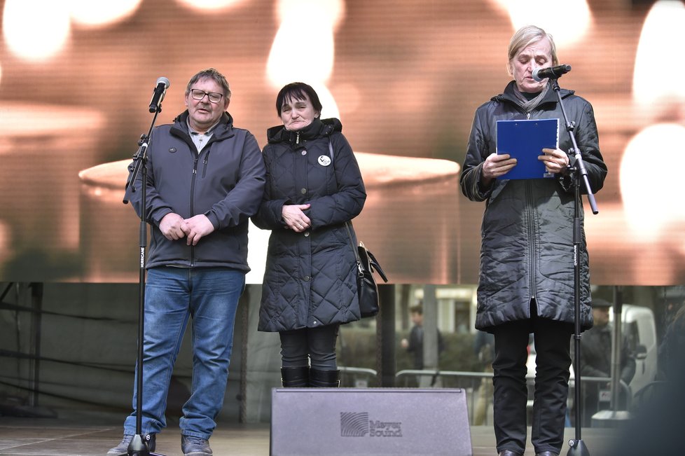 Zleva rodiče zavražděného novináře Jána Kuciaka Jozef Kuciak a Jana Kuciaková a matka jeho zavražděné partnerky Martiny Kušnírové Zlatica Kušnírová vystoupili na vzpomínkovém shromáždění  v Bratislavě. (21.2.2020)