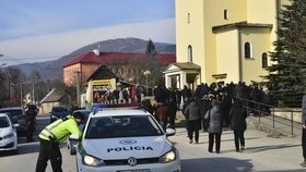 Na pohřeb Jána Kuciaka dorazily stovky lidí. Hlídá je policie.