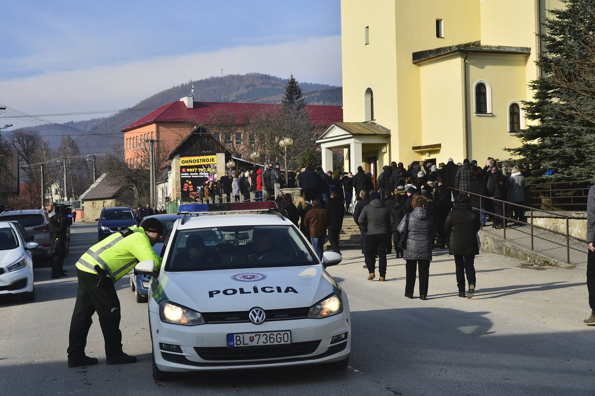 Na pohřeb Jána Kuciaka dorazily stovky lidí. Hlídá je policie