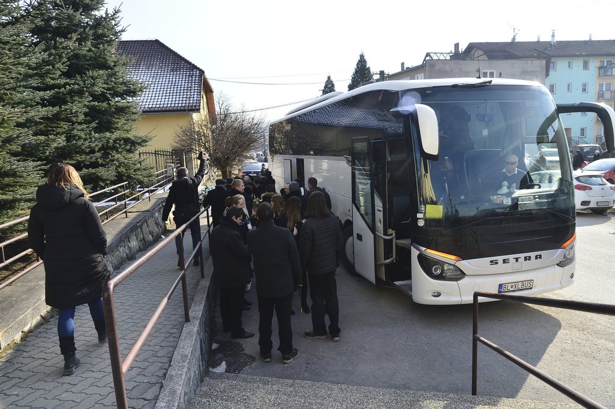 Kolegy z redakce přivezl autobus.