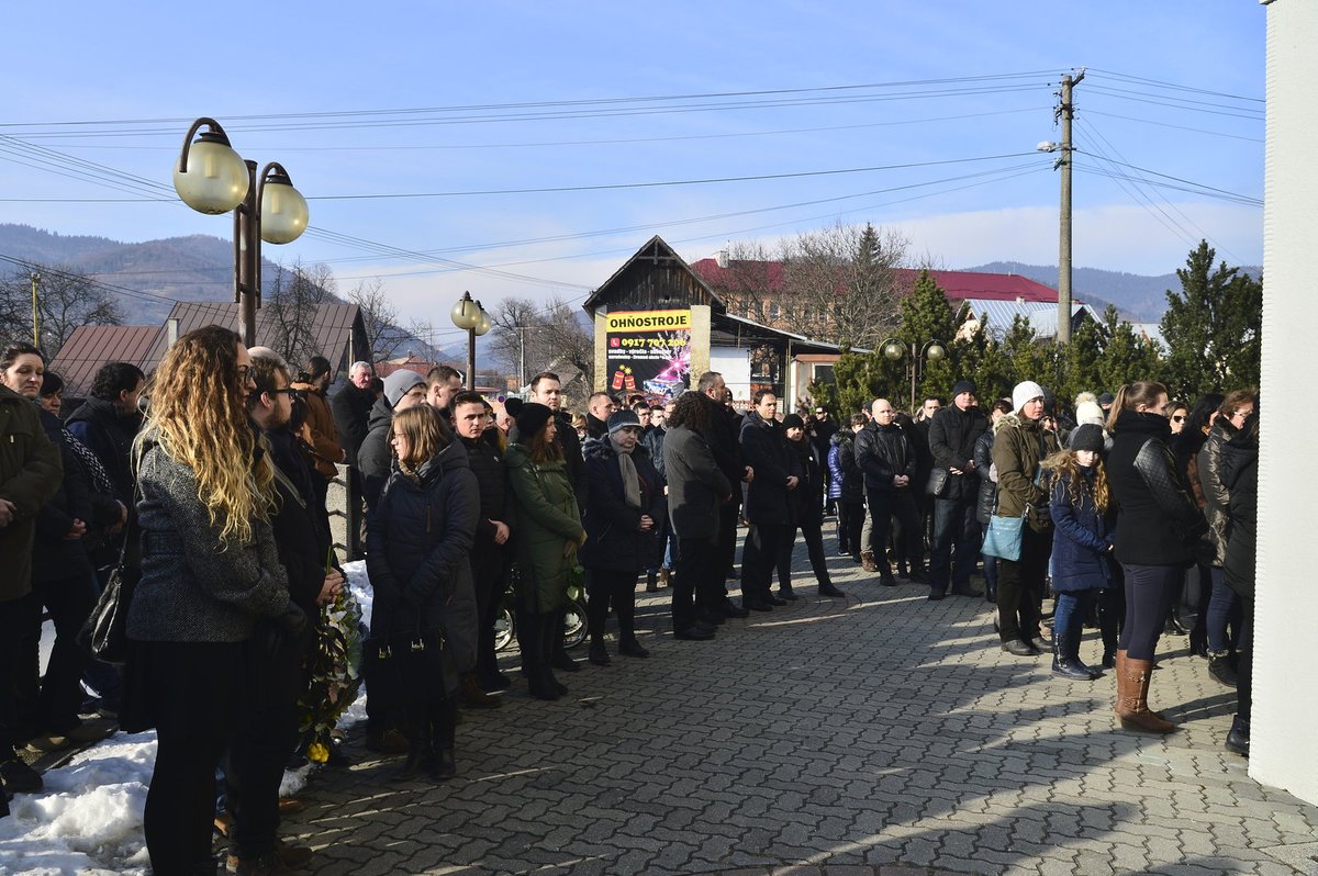 Na pohřeb Jána Kuciaka dorazily stovky lidí.