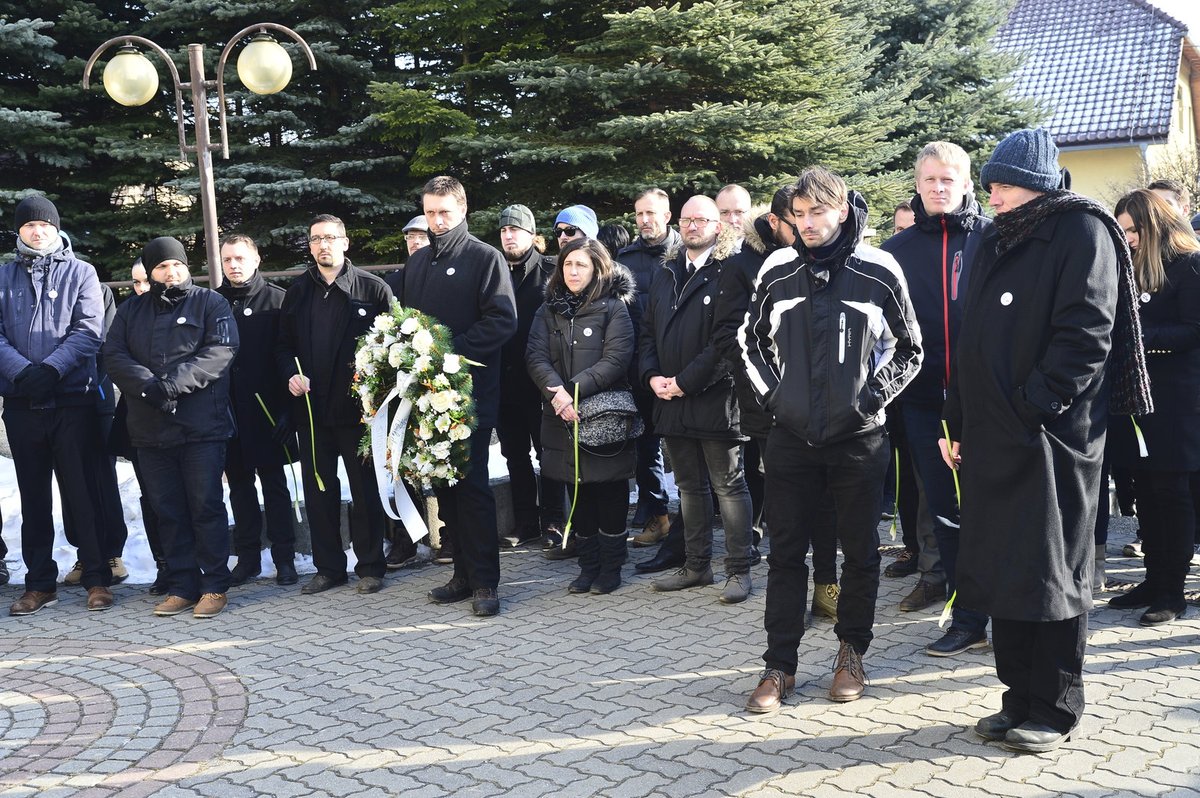 Na pohřeb Jána Kuciaka dorazily stovky lidí.