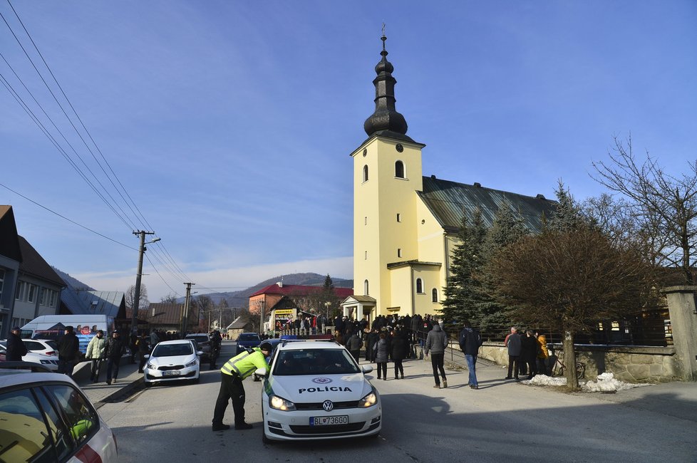 Na pohřeb Jána Kuciaka dorazily stovky lidí.