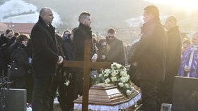 Zavražděného novináře Jána Kuciaka uložili k věčnému odpočinku. 