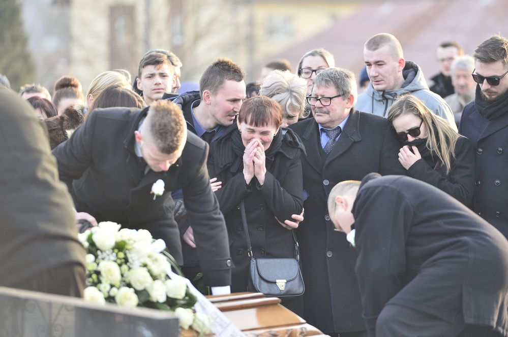 Zavražděného novináře Jána Kuciaka uložili k věčnému odpočinku.