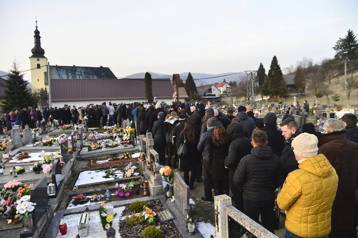 Zavražděného novináře Jána Kuciaka uložili k věčnému odpočinku. 