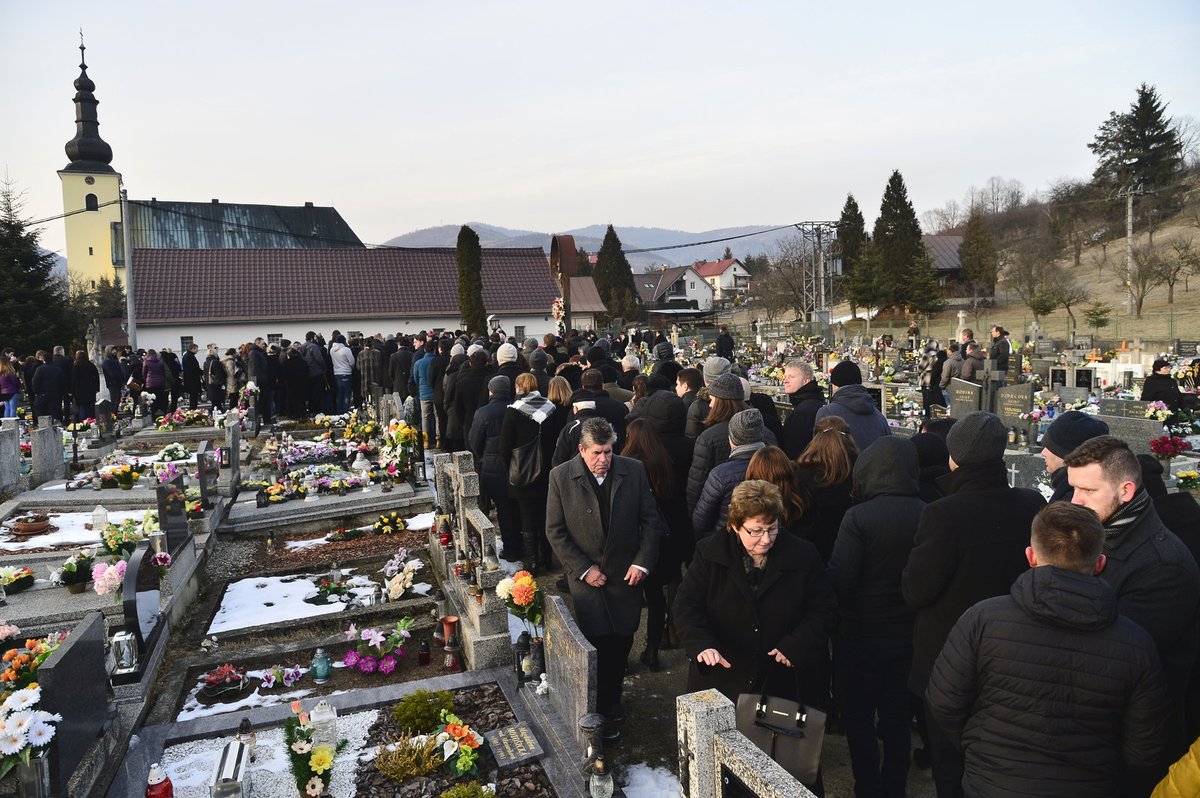 Zavražděného novináře Jána Kuciaka uložili k věčnému odpočinku. 