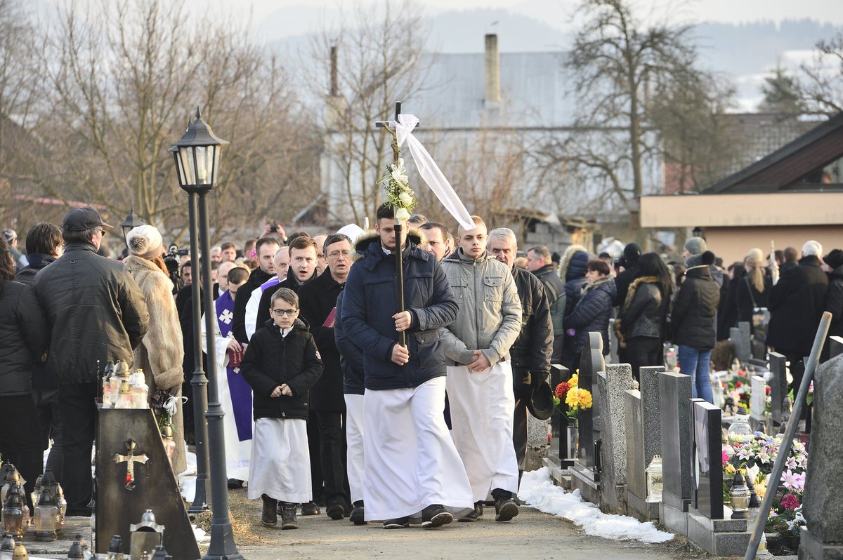 Zavražděného novináře Jána Kuciaka uložili k věčnému odpočinku. 