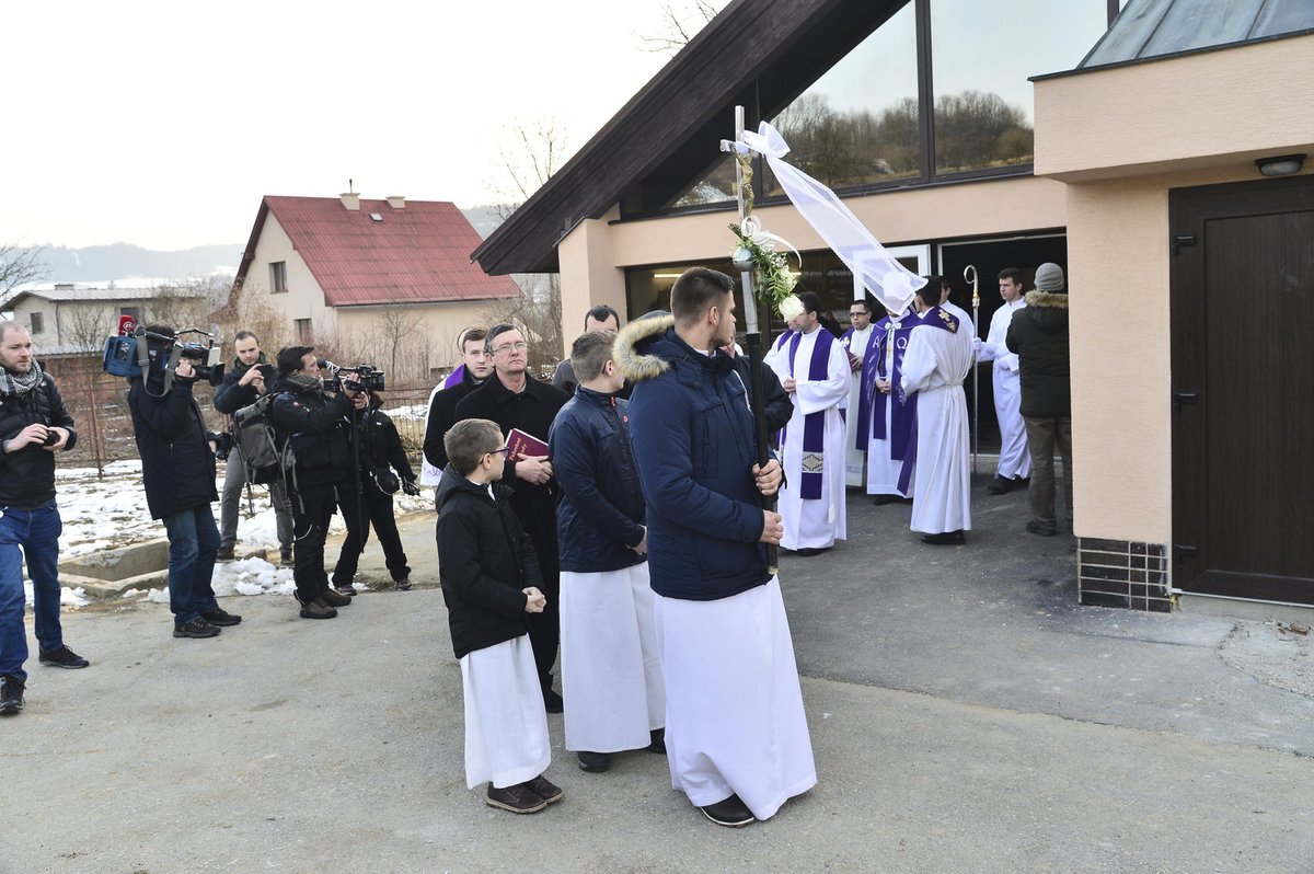 Zavražděného novináře Jána Kuciaka uložili k věčnému odpočinku. 